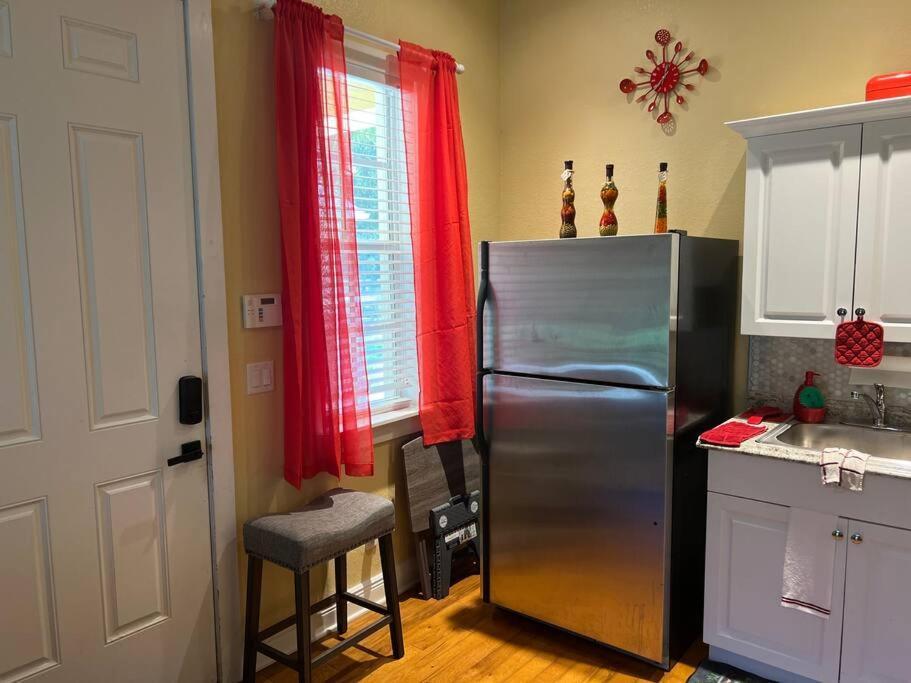 Adorable 1-bedroom Apartment *