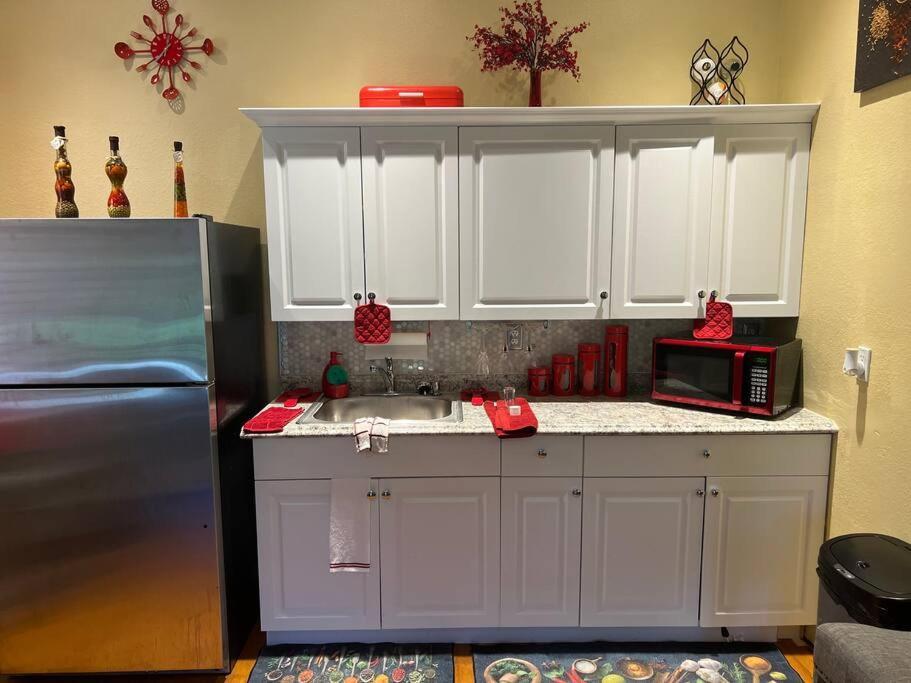 Adorable 1-bedroom Apartment *