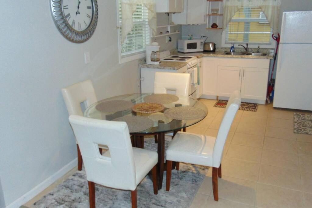 Bright Spacious Near And Palm *