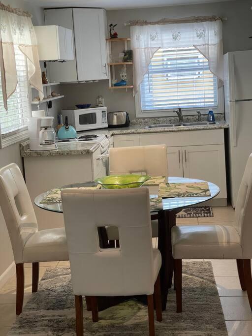 Bright Spacious Near And Palm Apartment