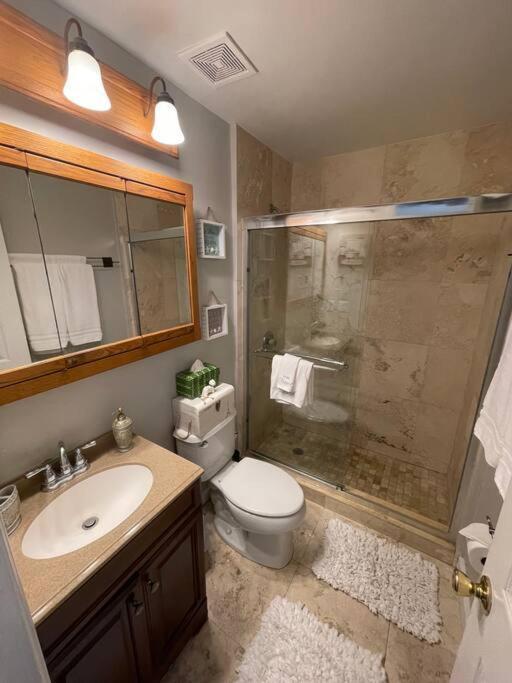 Comfy Queen Bed Studio, Downtown West Palm Apartment West Palm Beach