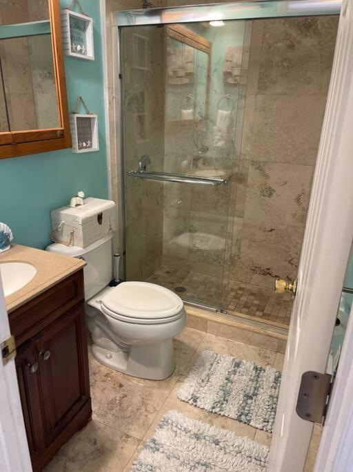 Comfy Queen Bed Studio, Downtown West Palm Apartment *