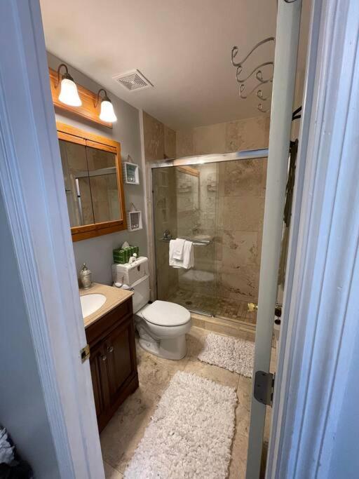 Comfy Queen Bed Studio, Downtown West Palm Apartment West Palm Beach