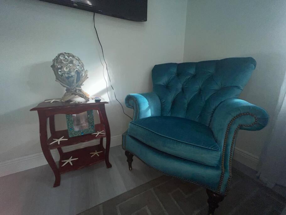 King Bed Downtown Courtyard Apartment