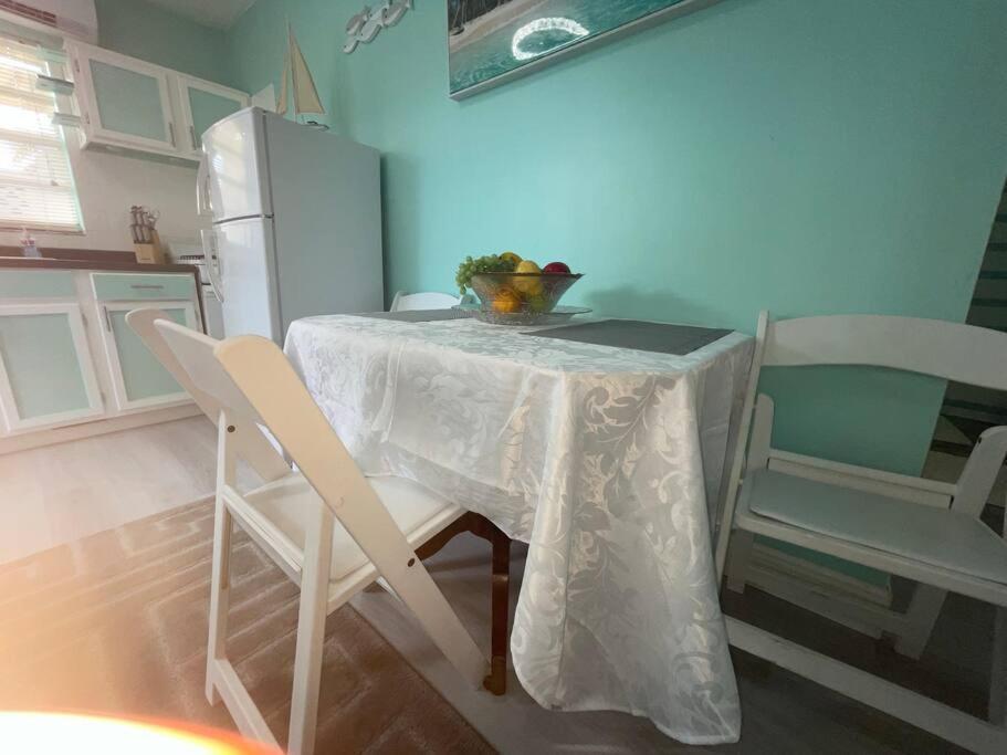 King Bed Downtown Courtyard Apartment