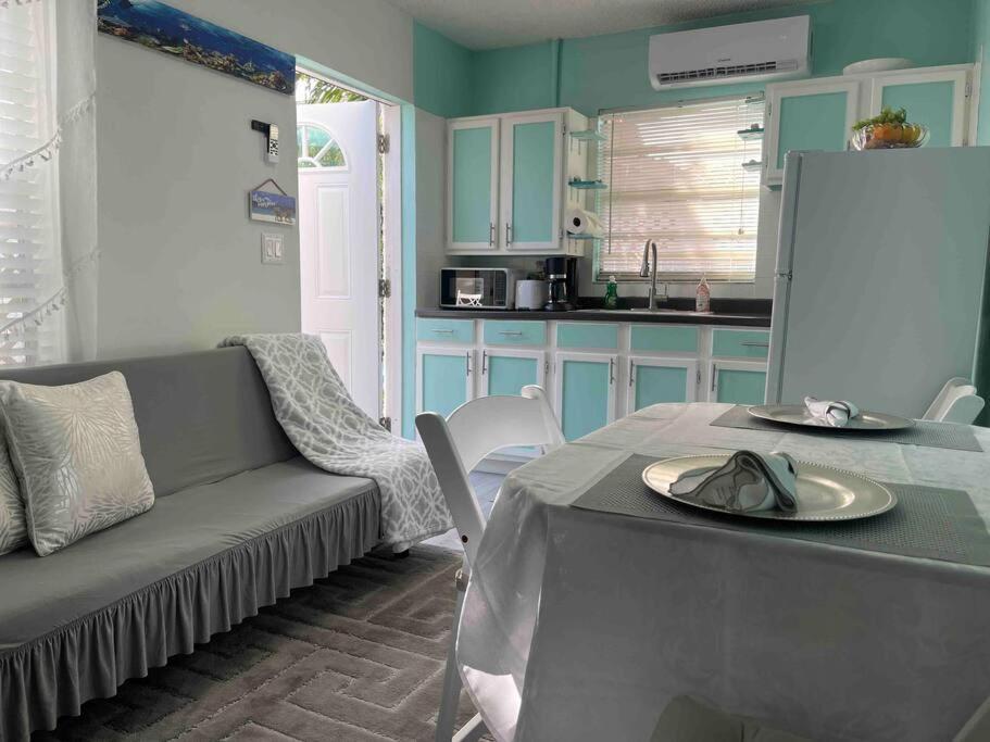 King Bed Downtown Courtyard