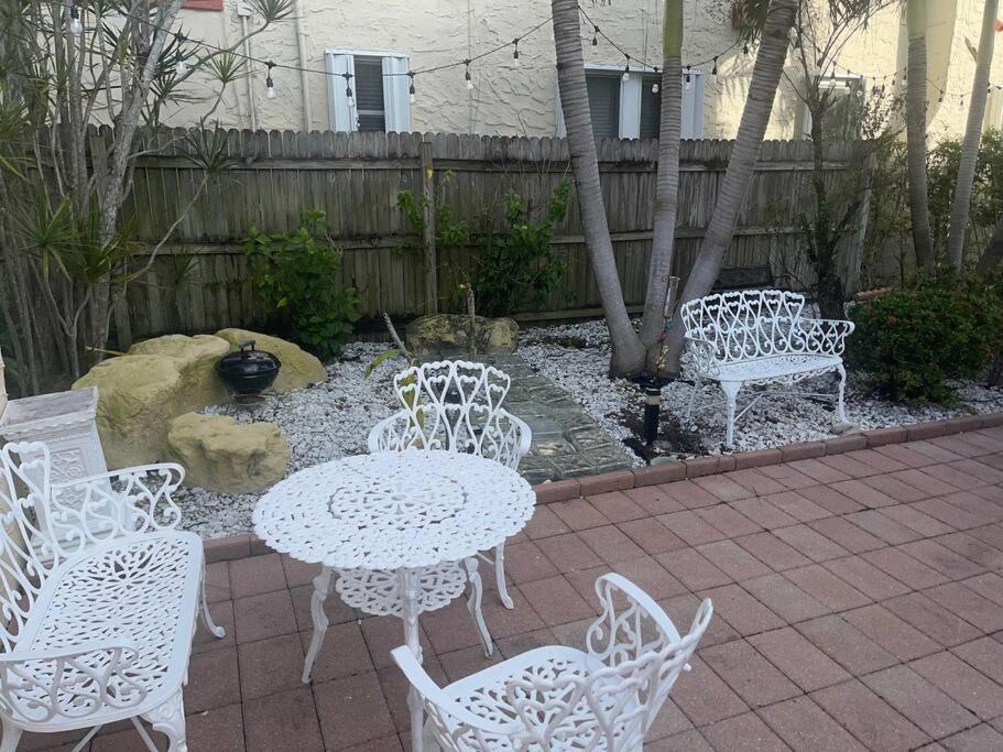 King Bed Downtown Courtyard Apartment