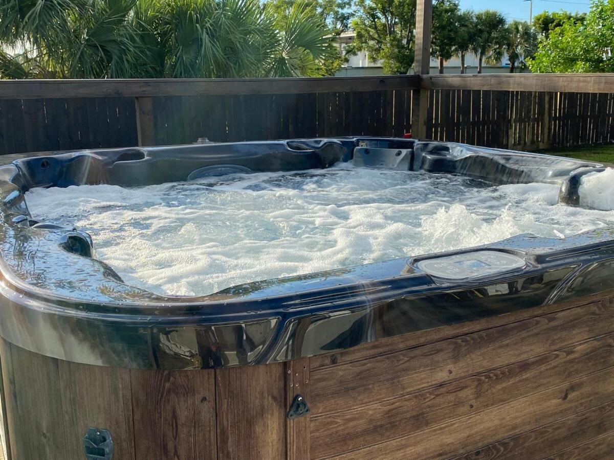 Luxury Queen Hot-tub And Jacuzzi *