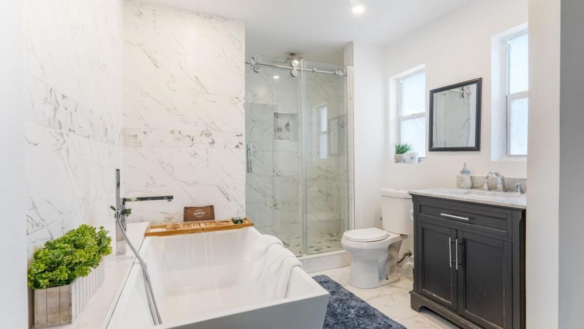 Luxury Queen Hot-tub And Jacuzzi Villa