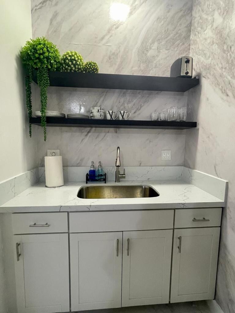 Apartment Cozy Studio, Prime Location, Remodeled, 1 Parking *