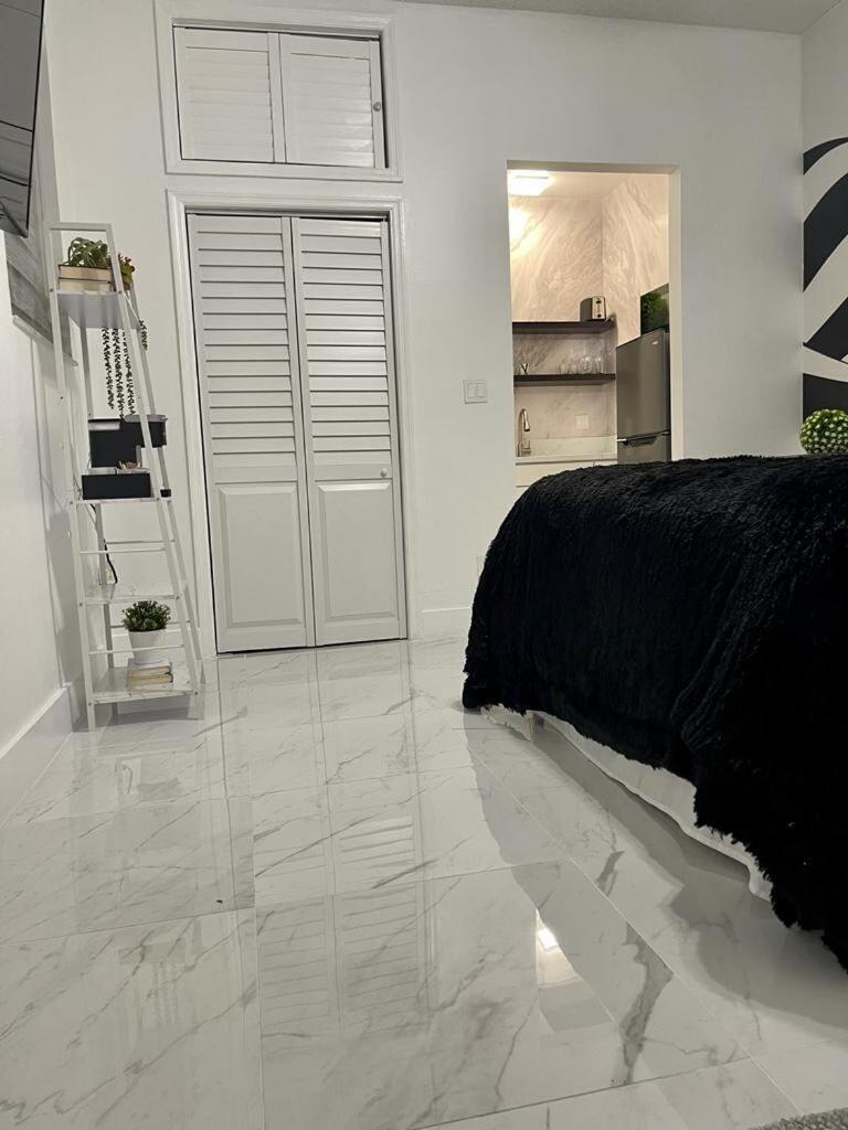 Cozy Studio, Prime Location, Remodeled, 1 Parking * West Palm Beach