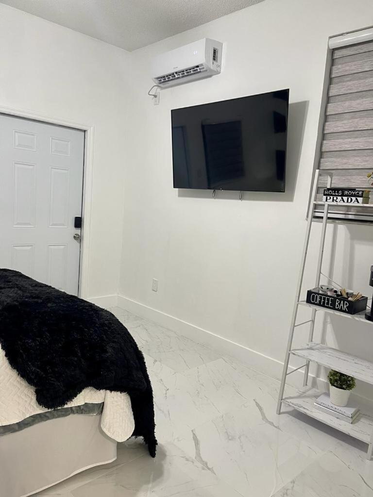 Cozy Studio, Prime Location, Remodeled, 1 Parking *