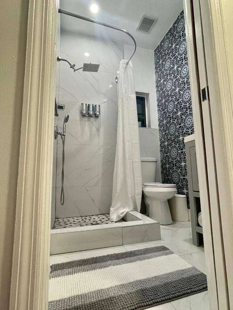 Cozy Studio, Prime Location, Remodeled, 1 Parking Apartment