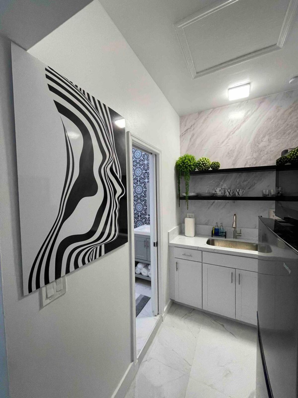 Apartment Cozy Studio, Prime Location, Remodeled, 1 Parking