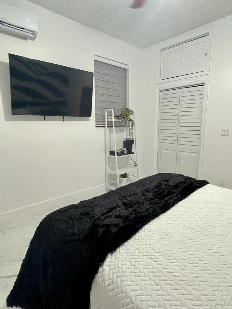Cozy Studio, Prime Location, Remodeled, 1 Parking Apartment West Palm Beach