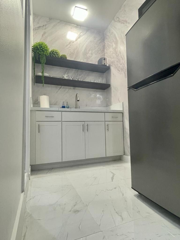 Cozy Studio, Prime Location, Remodeled, 1 Parking * West Palm Beach