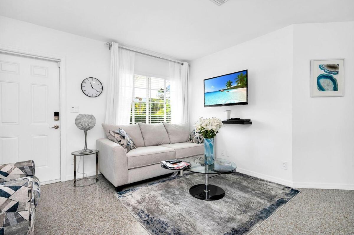 Villa Renovated 2br - Hot Tub, Gym & Nearby *