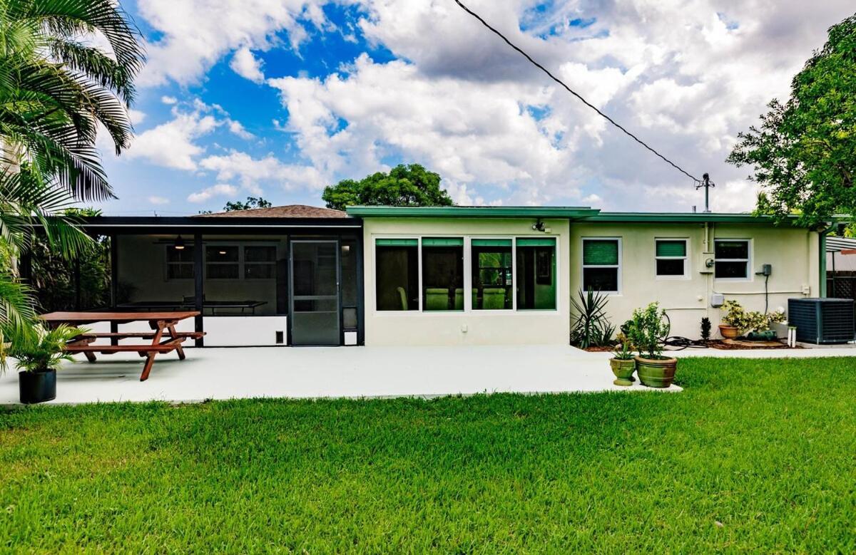 Stylish 3br Family Retreat In Park Holiday home *