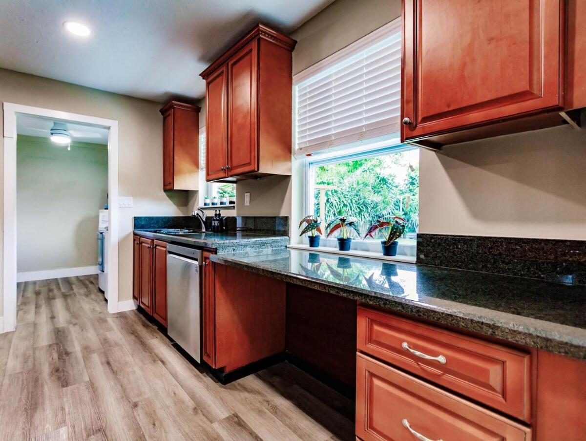 Stylish 3br Family Retreat In Park Holiday home West Palm Beach