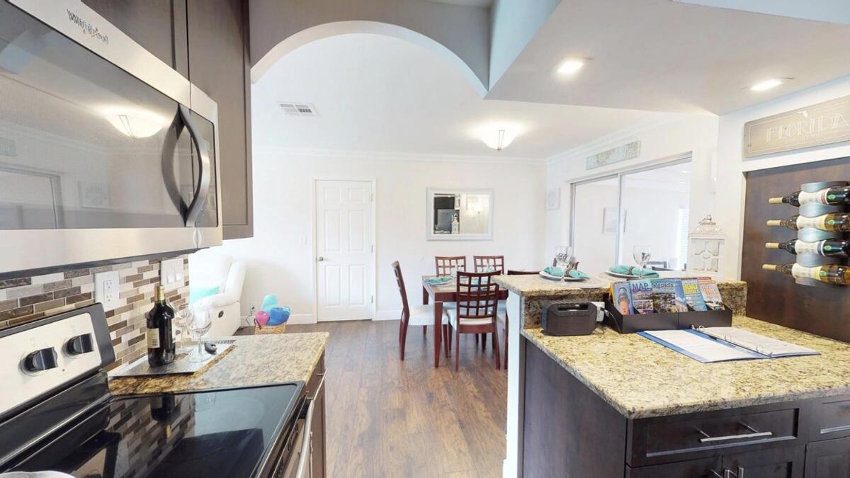Palm Beach Vacation Home-downtown-gameroom-grill Holiday home