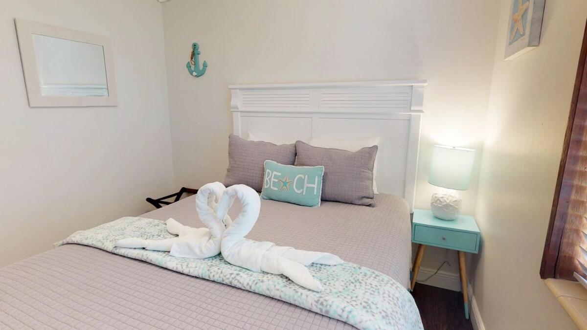 Palm Beach Vacation Home-downtown-gameroom-grill *