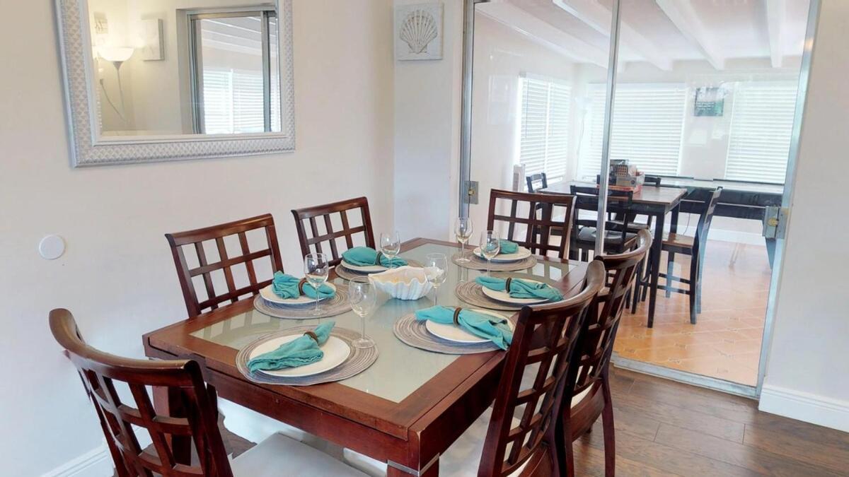 Palm Beach Vacation Home-downtown-gameroom-grill Holiday home
