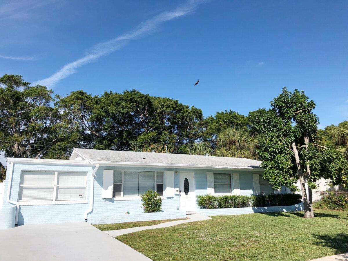 Palm Beach Vacation Home-downtown-gameroom-grill Holiday home