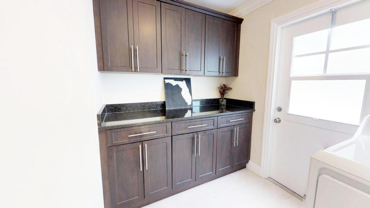 Palm Beach Vacation Home-downtown-gameroom-grill Holiday home