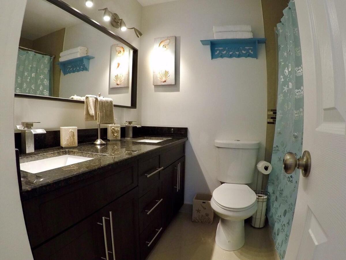 Palm Beach Vacation Home-downtown-gameroom-grill *