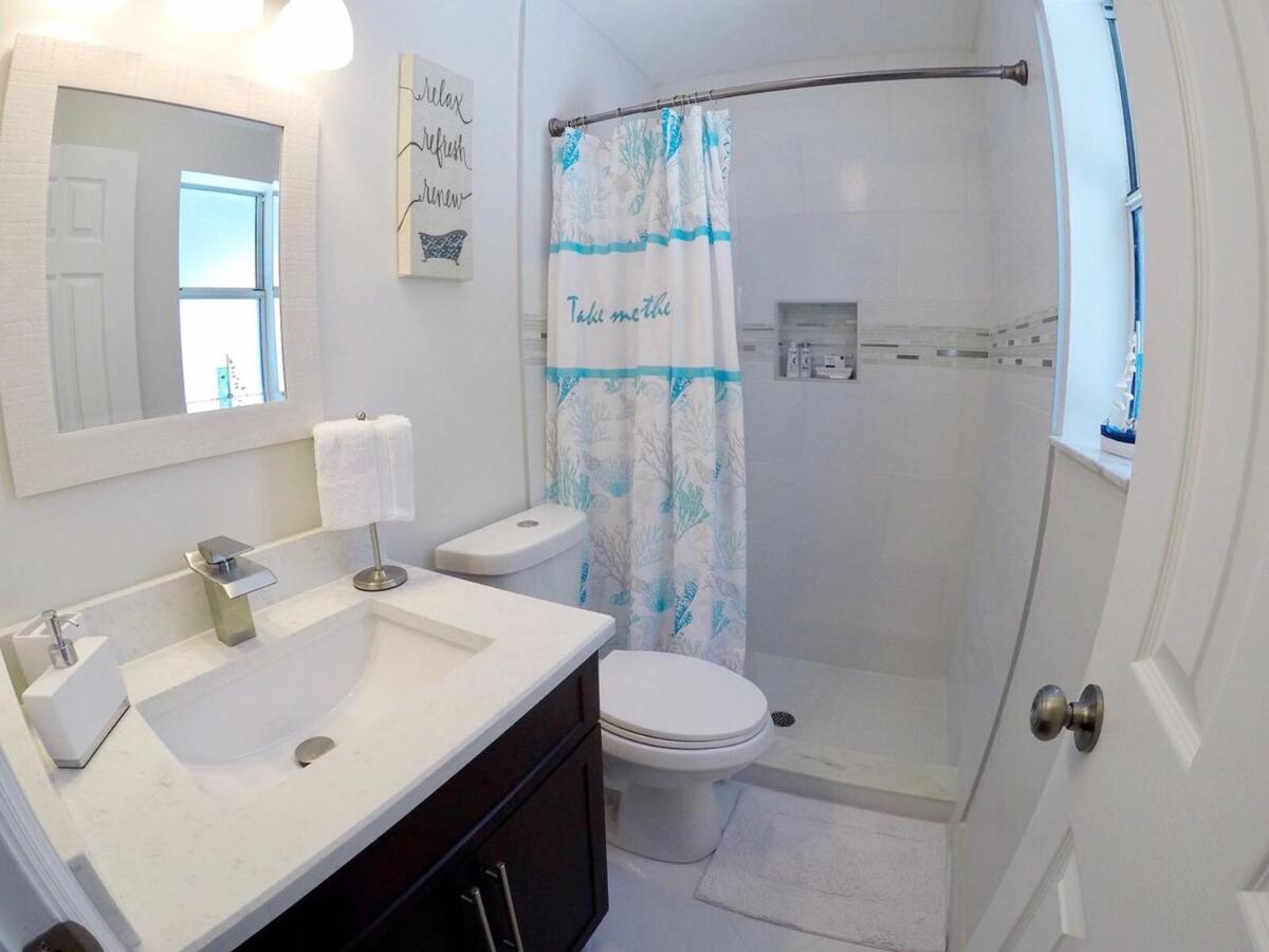 Palm Beach Vacation Home-downtown-gameroom-grill