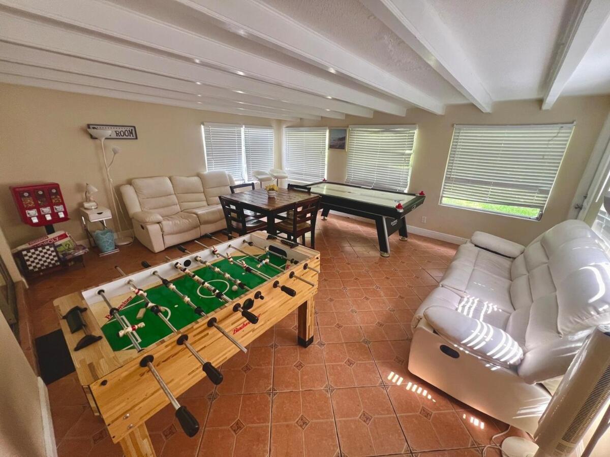 Palm Beach Vacation Home-downtown-gameroom-grill West Palm Beach