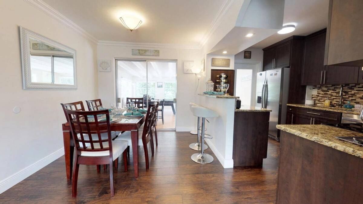 Palm Beach Vacation Home-downtown-gameroom-grill Holiday home