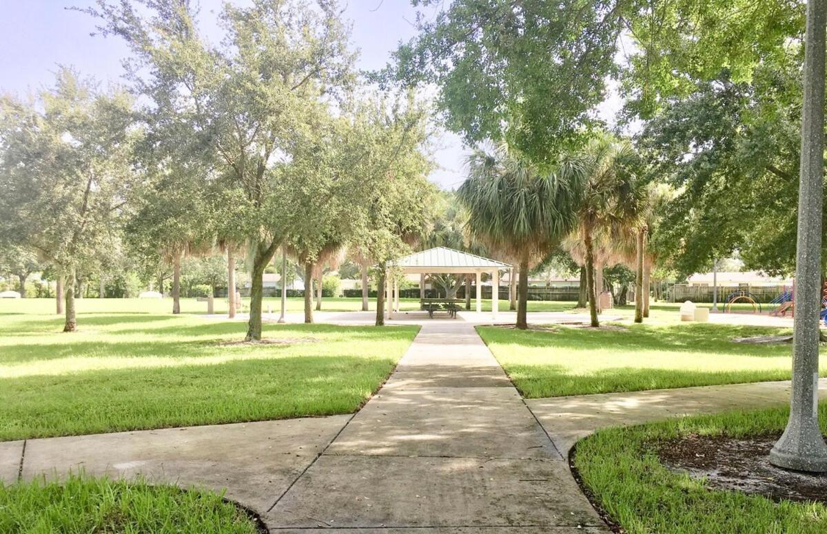 Holiday home Palm Beach Vacation Home-downtown-gameroom-grill *