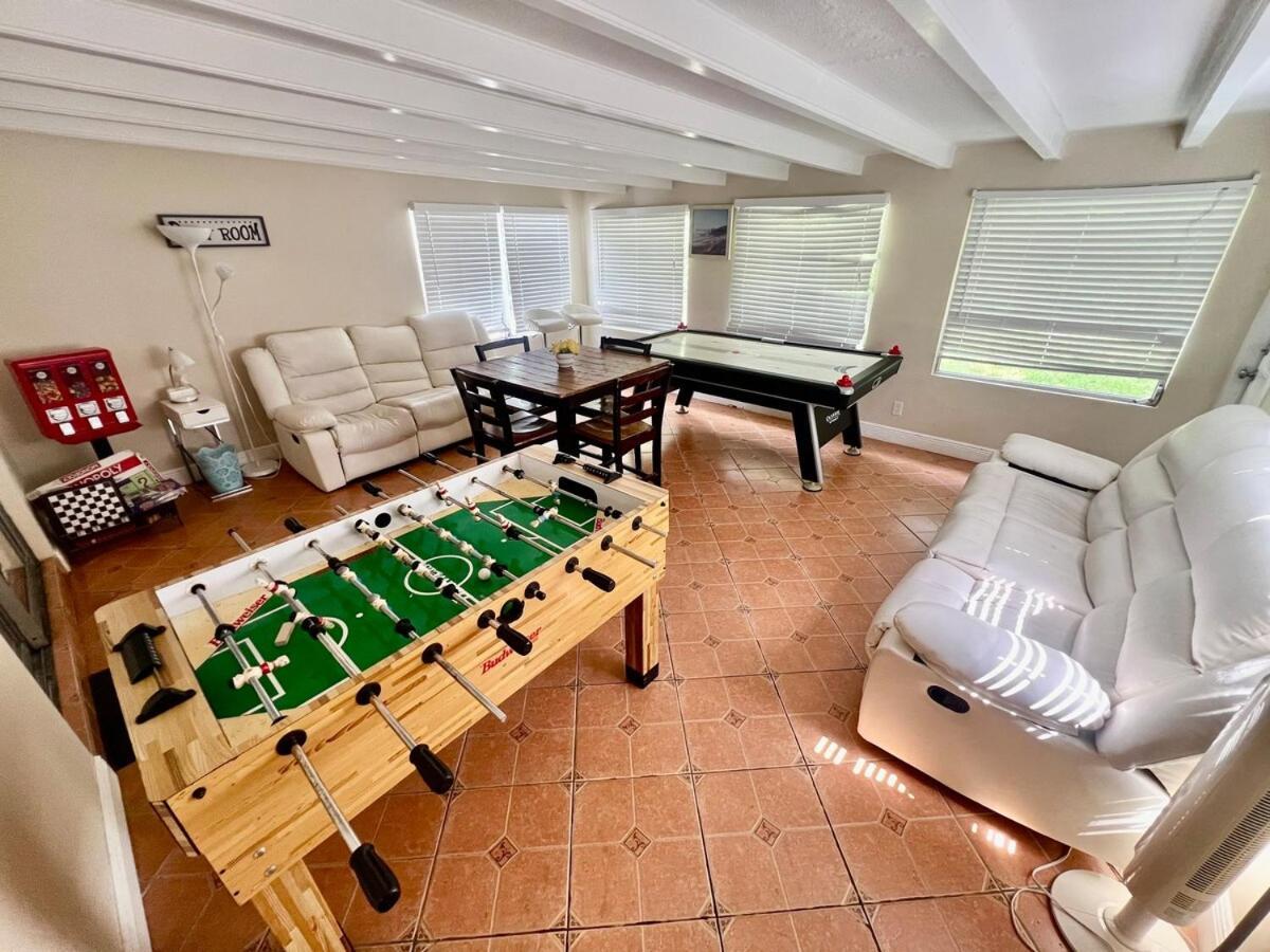 Palm Beach Vacation Home-downtown-gameroom-grill Holiday home