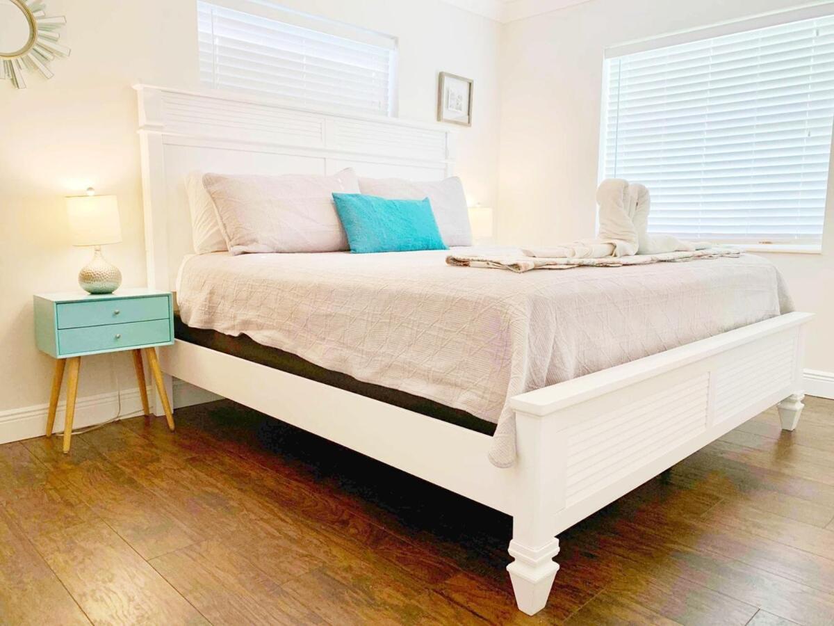 Palm Beach Vacation Home-downtown-gameroom-grill * West Palm Beach