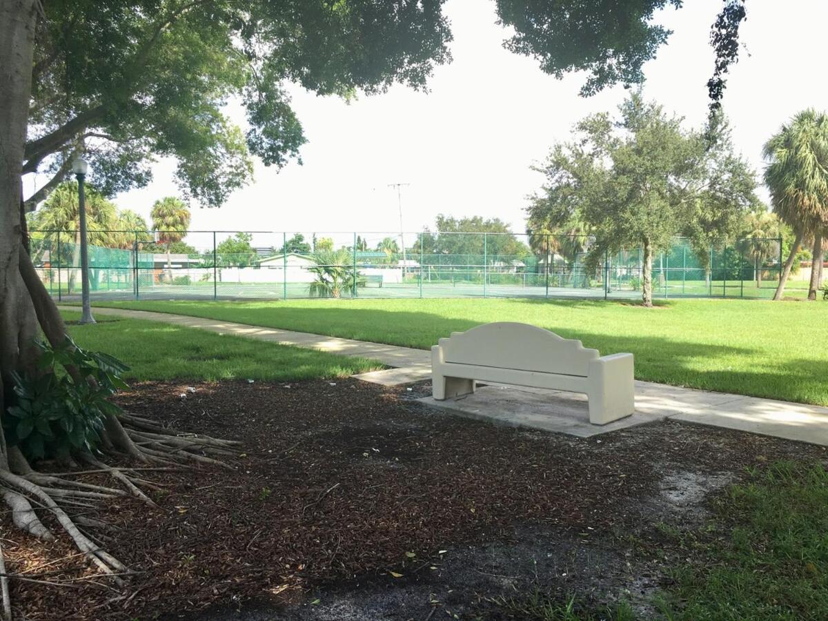 Palm Beach Vacation Home-downtown-gameroom-grill