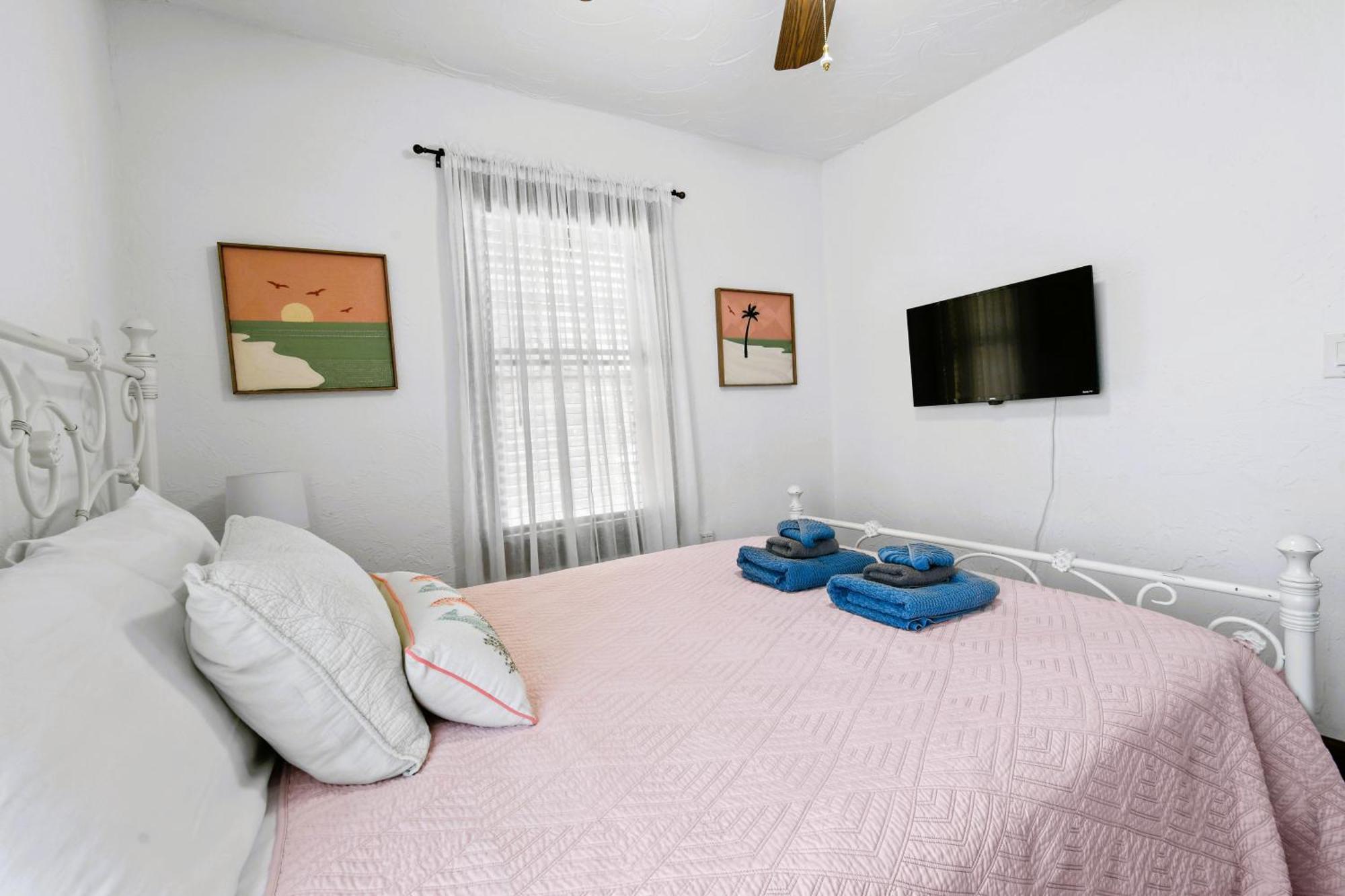 1926 Mediterranean With Heated Pool Sleeps 12 Holiday home West Palm Beach