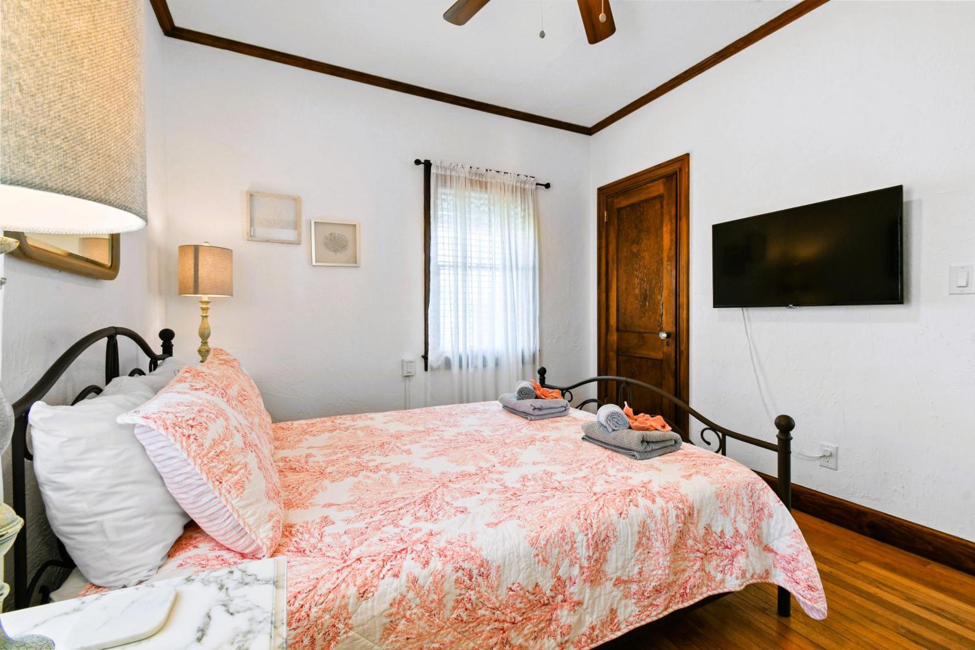 1926 Mediterranean With Heated Pool Sleeps 12 West Palm Beach