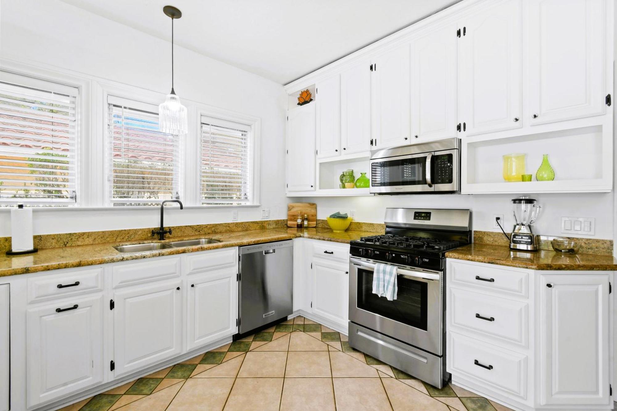 1926 Mediterranean With Heated Pool Sleeps 12 *
