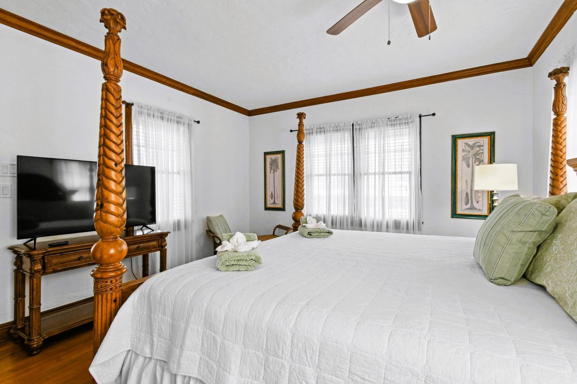 1926 Mediterranean With Heated Pool Sleeps 12 * West Palm Beach
