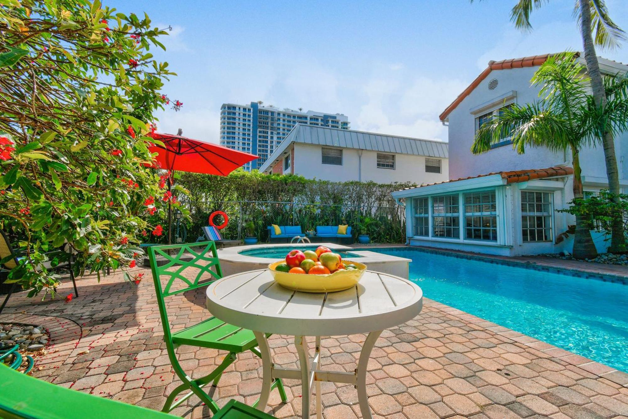 1926 Mediterranean With Heated Pool Sleeps 12 Holiday home West Palm Beach
