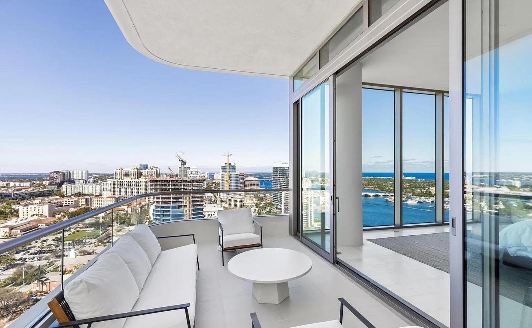 Apartment Luxurious 3-bedroom Penthouse *