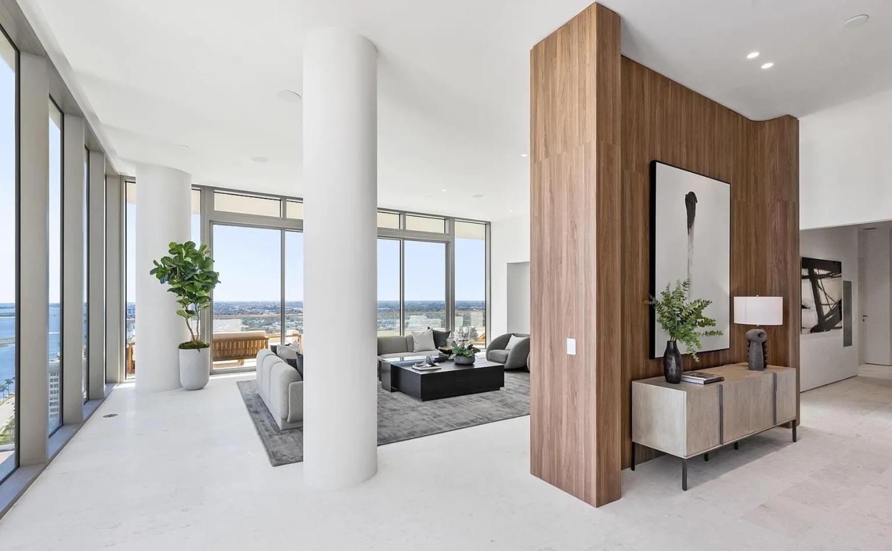 Apartment Luxurious 3-bedroom Penthouse *