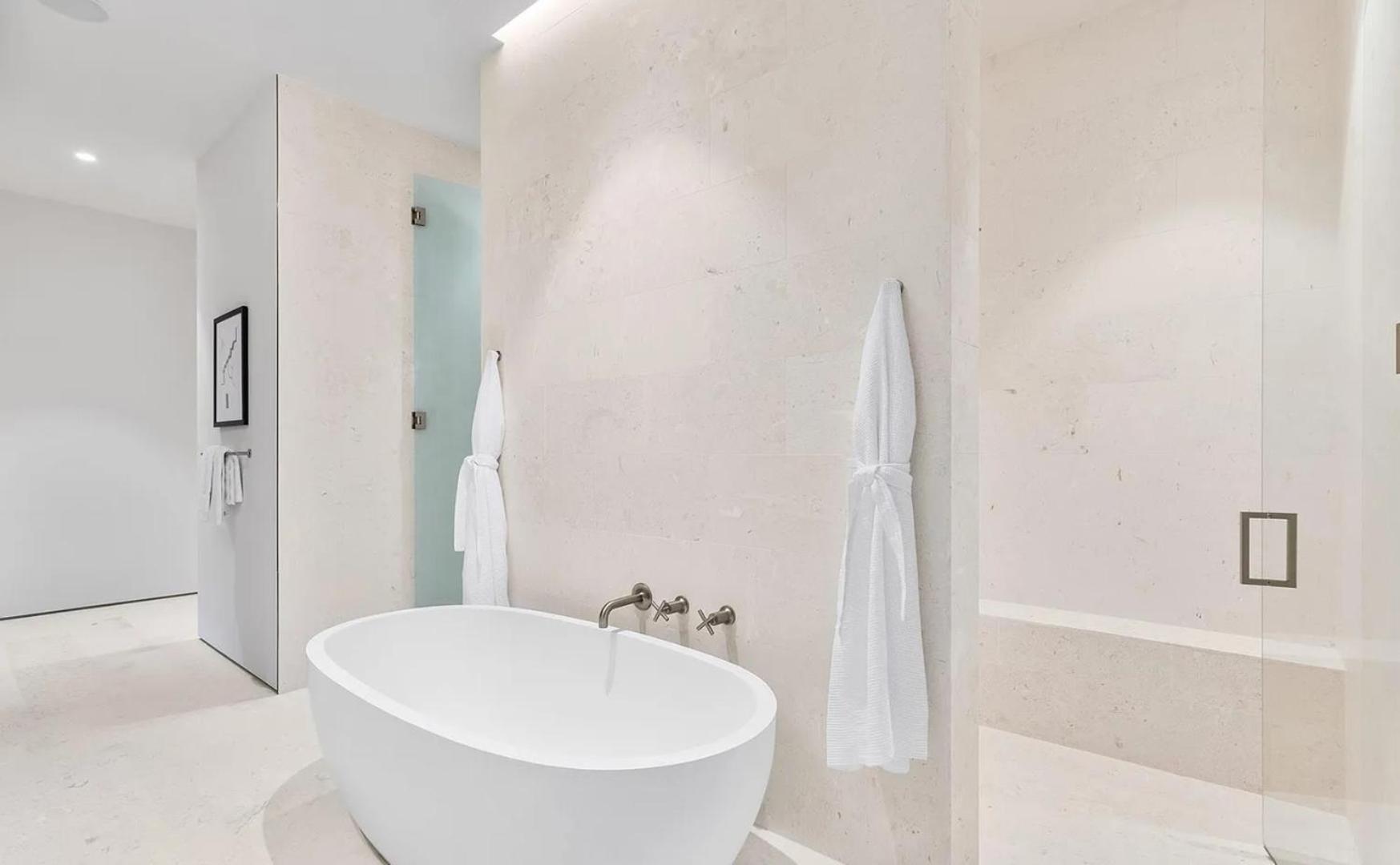 Luxurious 3-bedroom Penthouse Apartment *