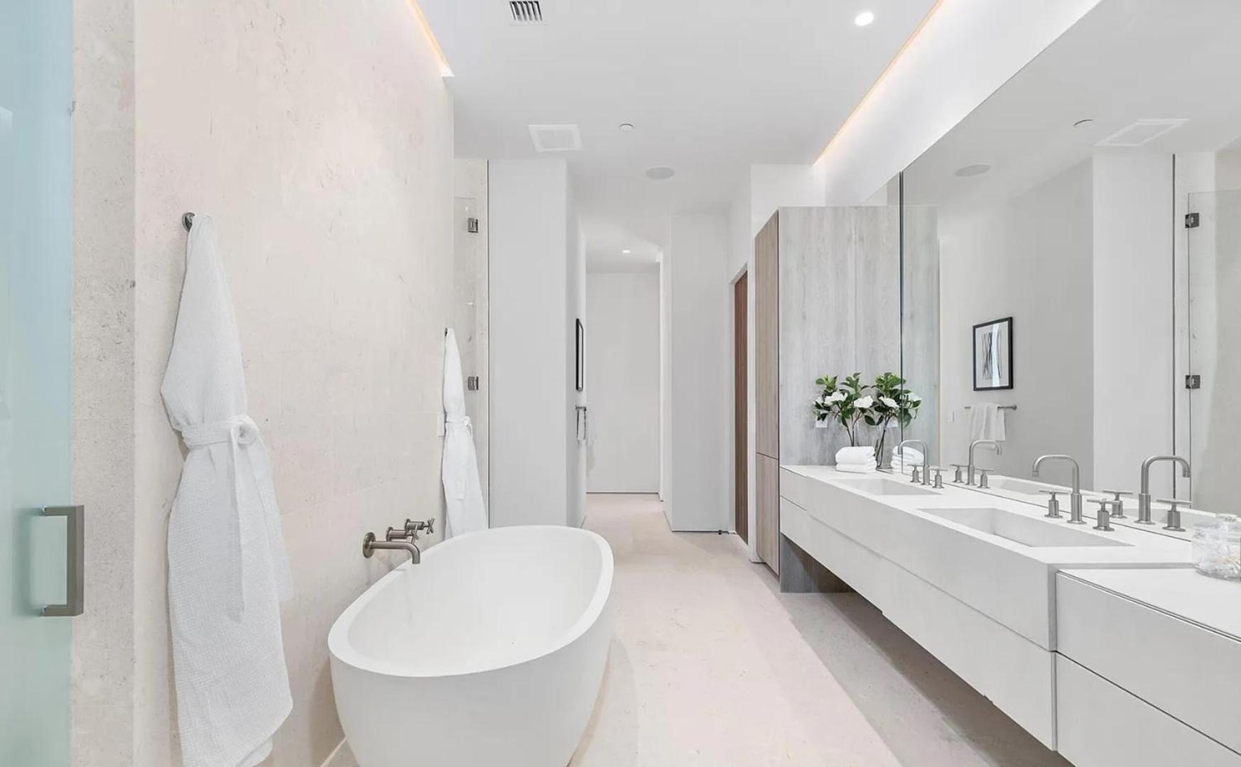 Apartment Luxurious 3-bedroom Penthouse *