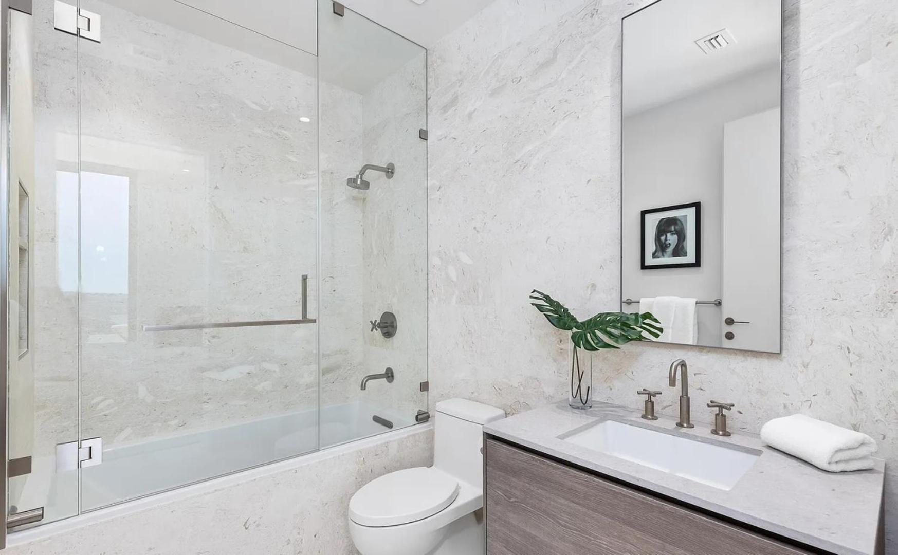 Luxurious 3-bedroom Penthouse Apartment *
