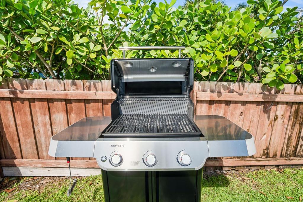 Sunny Beachside Oasis Sleeps 6,1 Blocktowaves * West Palm Beach