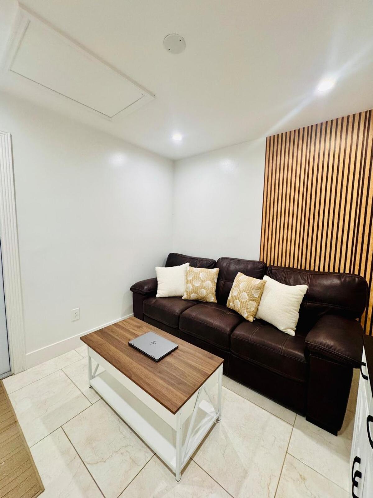 Cozy & Private - Easy Access To Pbi & I-95 - Free Wifi Apartment *