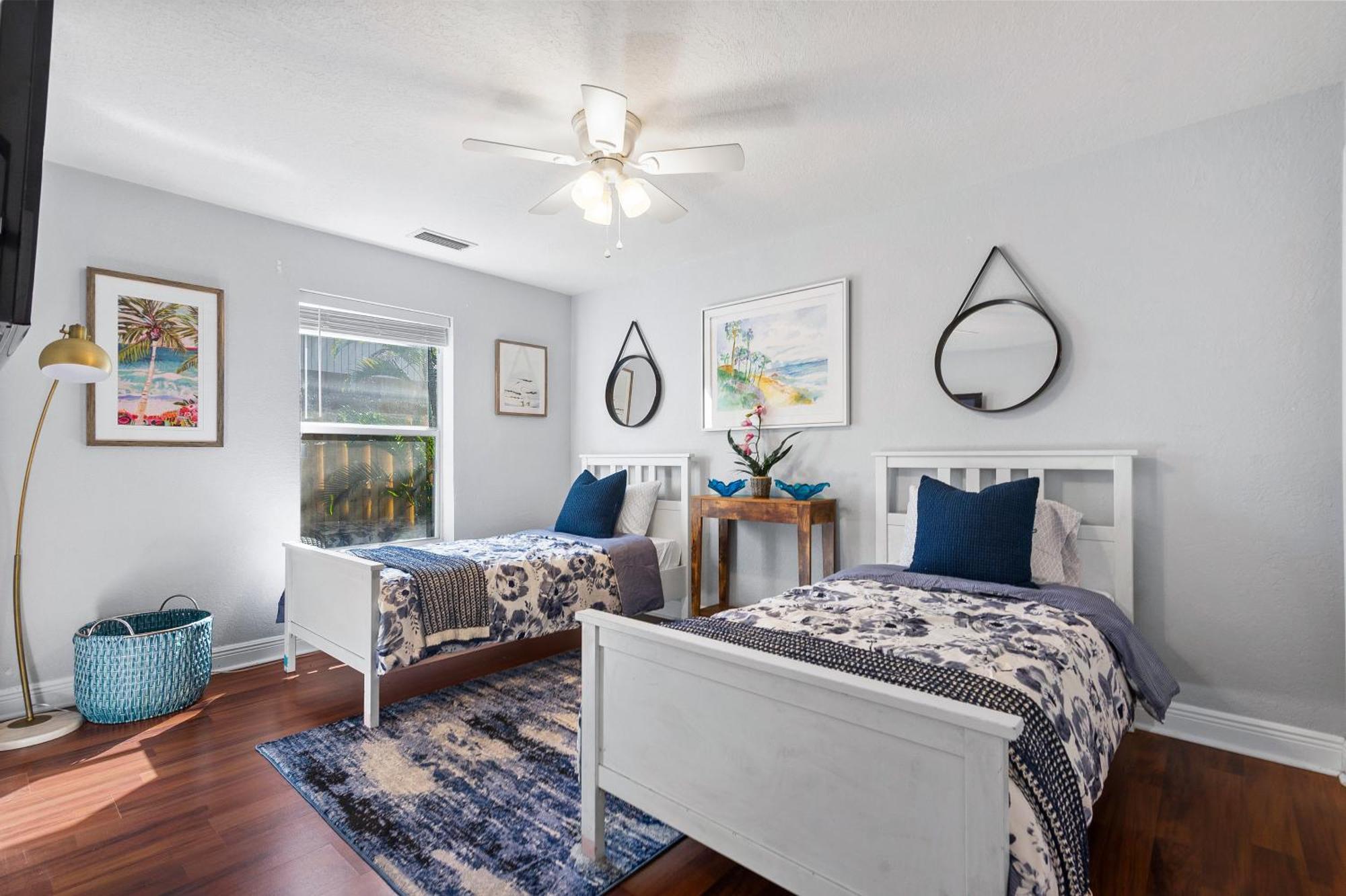 Chic Downtown - Location Location Location!! Holiday home *