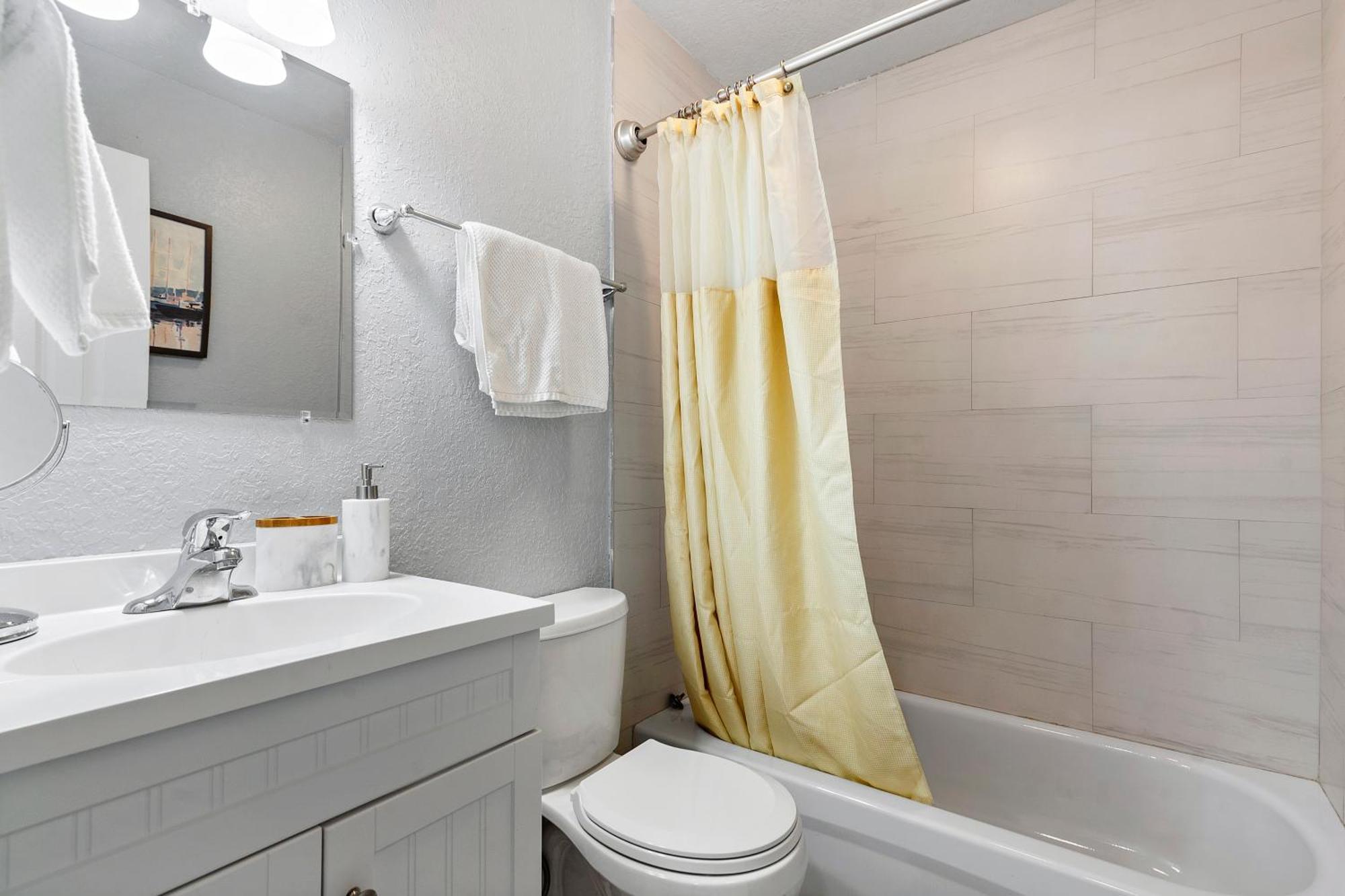 Chic Downtown - Location Location Location!! Holiday home *